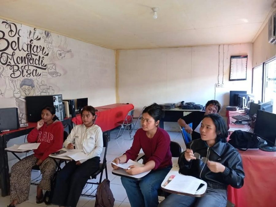 Older students in a computer skills class