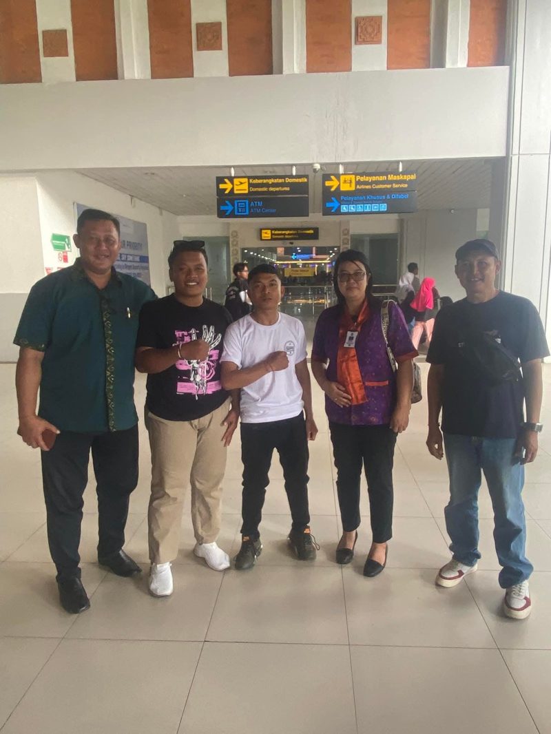 Graduates at the airport departing for work overseas